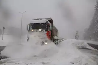 Yoğun Kar Yağışı Dağ Yolunu Kapattı