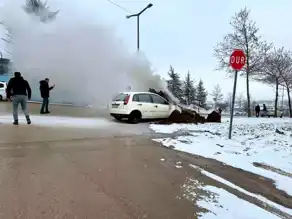 Bolu'da Otomobil Yanğını İş Makinesiyle Söndürüldü