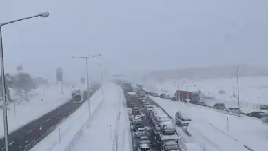 Yoğun Kar Yağışı Otoyolu Kapattı!