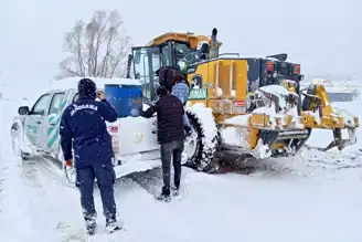 Kar Yağışı Mahsur Kalanları Kurtardı
