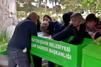Anne, Yangında Ölen Oğluna Veda Etti