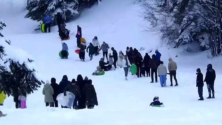 Abant Gölü'ne Tatilci Akını: Kilometrelerce Kuyruk!