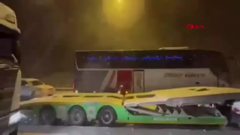 Anadolu Otoyolu'nda Kar Yağışı Ulaşımı Durdurdu