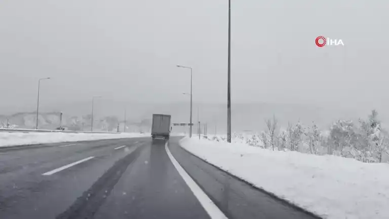 Dağ Geçidinde Kar Yağışı: Ulaşım Normal