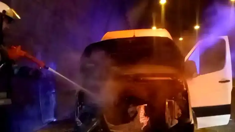 Bolu Dağı Tünelinde Minibüs Yanı Verdi!