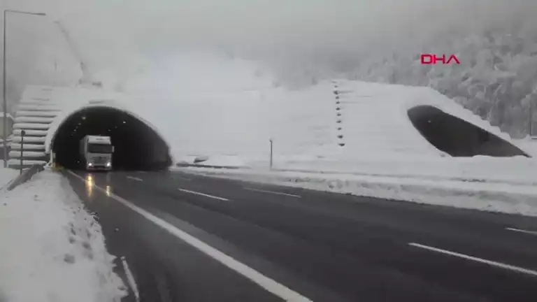 Bolu Dağı'nda Kar Yağışı Sonrası Ulaşım Açıldı