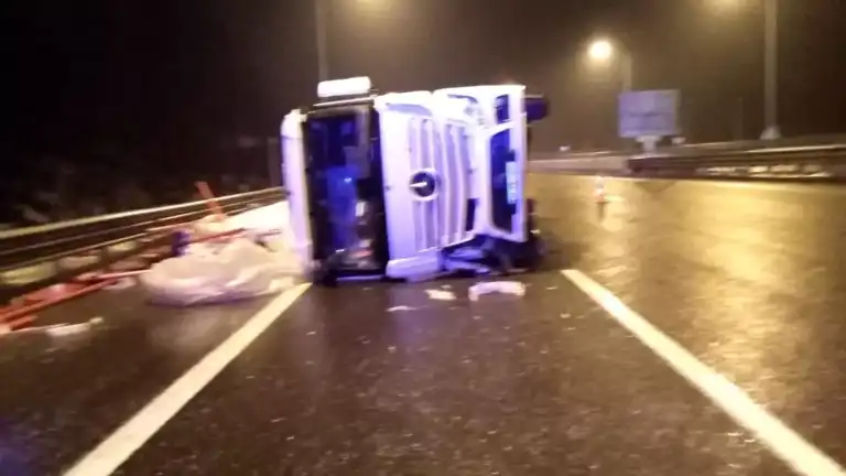 Bolu Dağı'nda Tır Kazası: Trafik Akışı Sağlandı