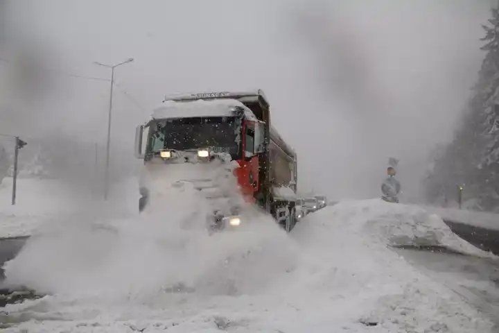 Yoğun Kar Yağışı Dağ Yolunu Kapattı