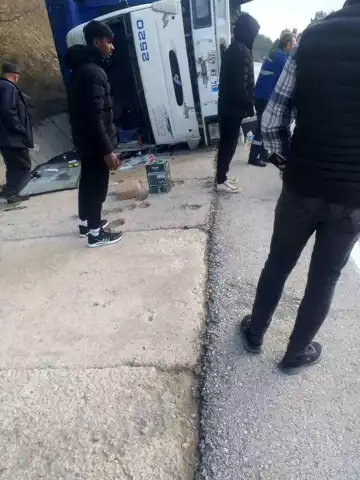 Bolu'da Tavuk Kamyonu Kazası: Yaralı ve Yüzlerce Telef Tavuk