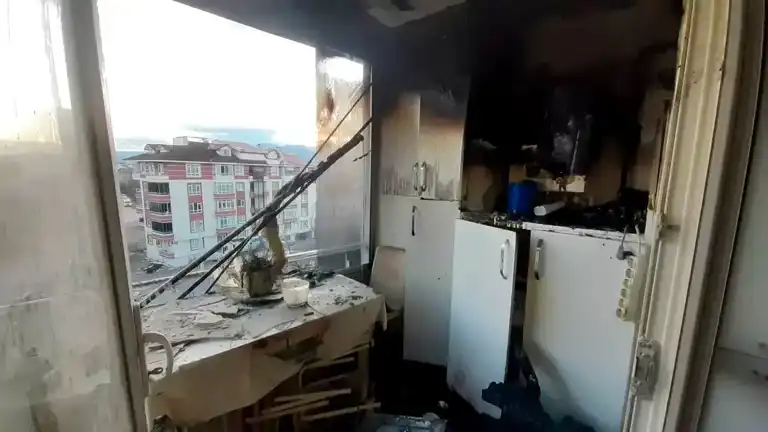 Apartman Balkonunda Doğal Gaz Kombisi Yangını: 3 Yaralı