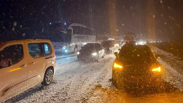 Doğu Anadolu'da Kar Yağışı: Otoyol Kapatıldı!