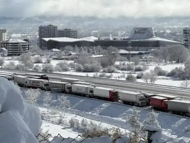 TEM Otoyolunda Kar Yağışı: Trafik Durdu!
