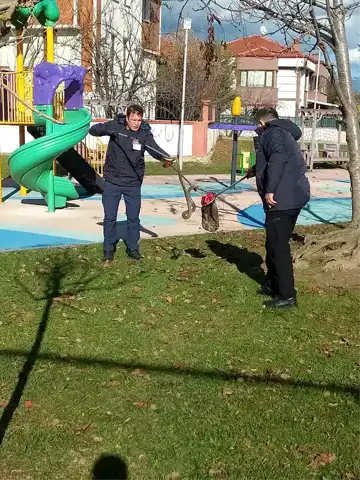 Kent Parkında Yılan Paniği! İtfaiye Ekipleri Müdahale Etti