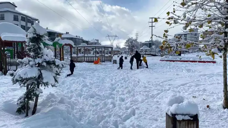 Yoğun Kar Yağışı: Okullar Tatil!