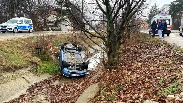 Bolu'da Otomobil Su Kanalına Düştü, Sürücü Yaralandı