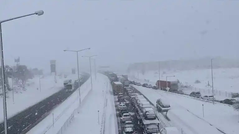 Yoğun Kar Yağışı Otoyolu Kapattı!