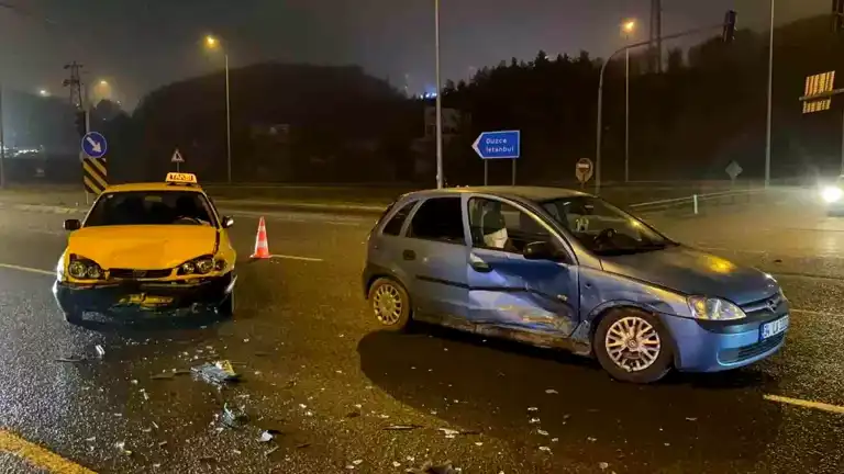 Bolu'da Abant Kavşağı'nda 3 Yaralı Trafik Kazası