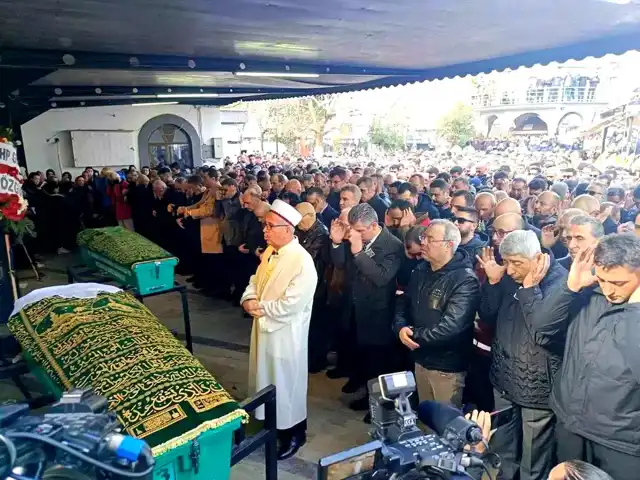 Bolu Yangınında Ölen Anne ve Kızı Soma'da Toprağa Verildi
