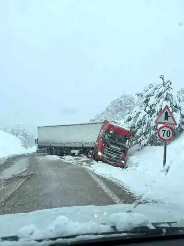Göynük'te Tır Kazası Trafiği Felç Etti
