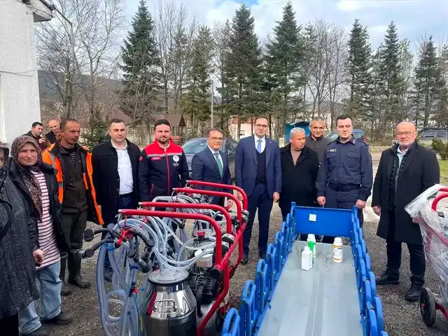 Mengen'de Süt Üreticilerine Destek: Makine ve Yemlik Sistemi Dağıtımı