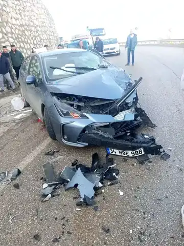 Mudurnu'da Tır-Otomobil Kazası: 4 Yaralı