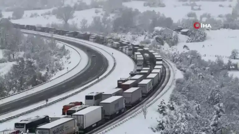 TEM Otoyolunda Trafik Akışı Durdu