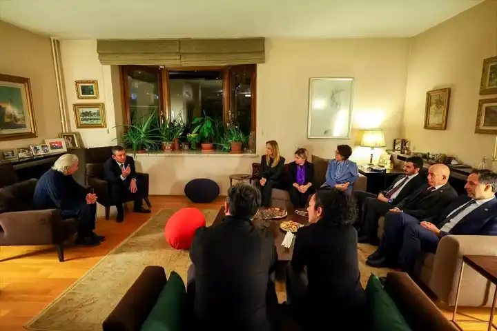 Özgür Özel, Yangında Yakınlarını Kaybeden Aileye Taziyede Bulundu